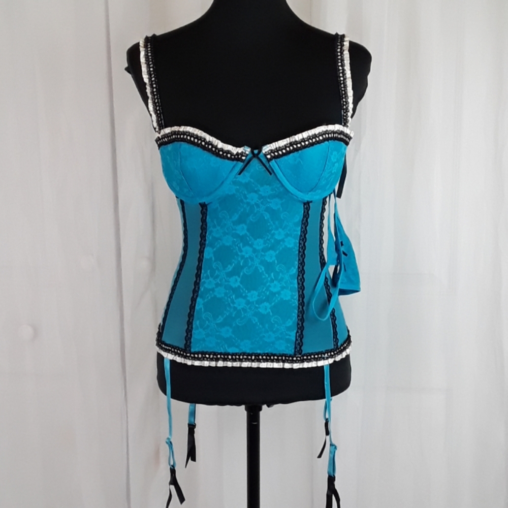 Nwt Intimate basics sz M 2 pc laced lingerie